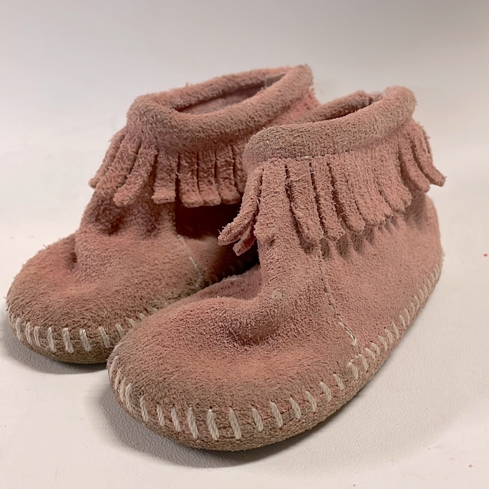 Minnetonka Moccasins baby girl 4 light pink